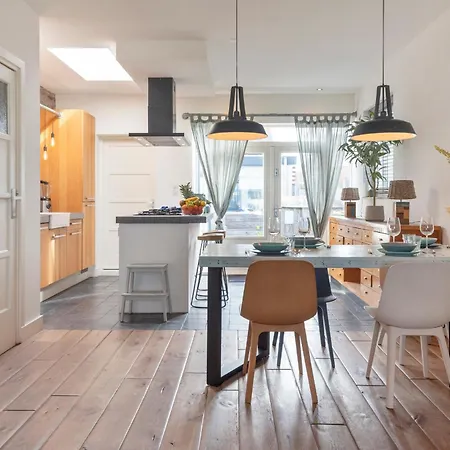 Wijkiki Surf House *